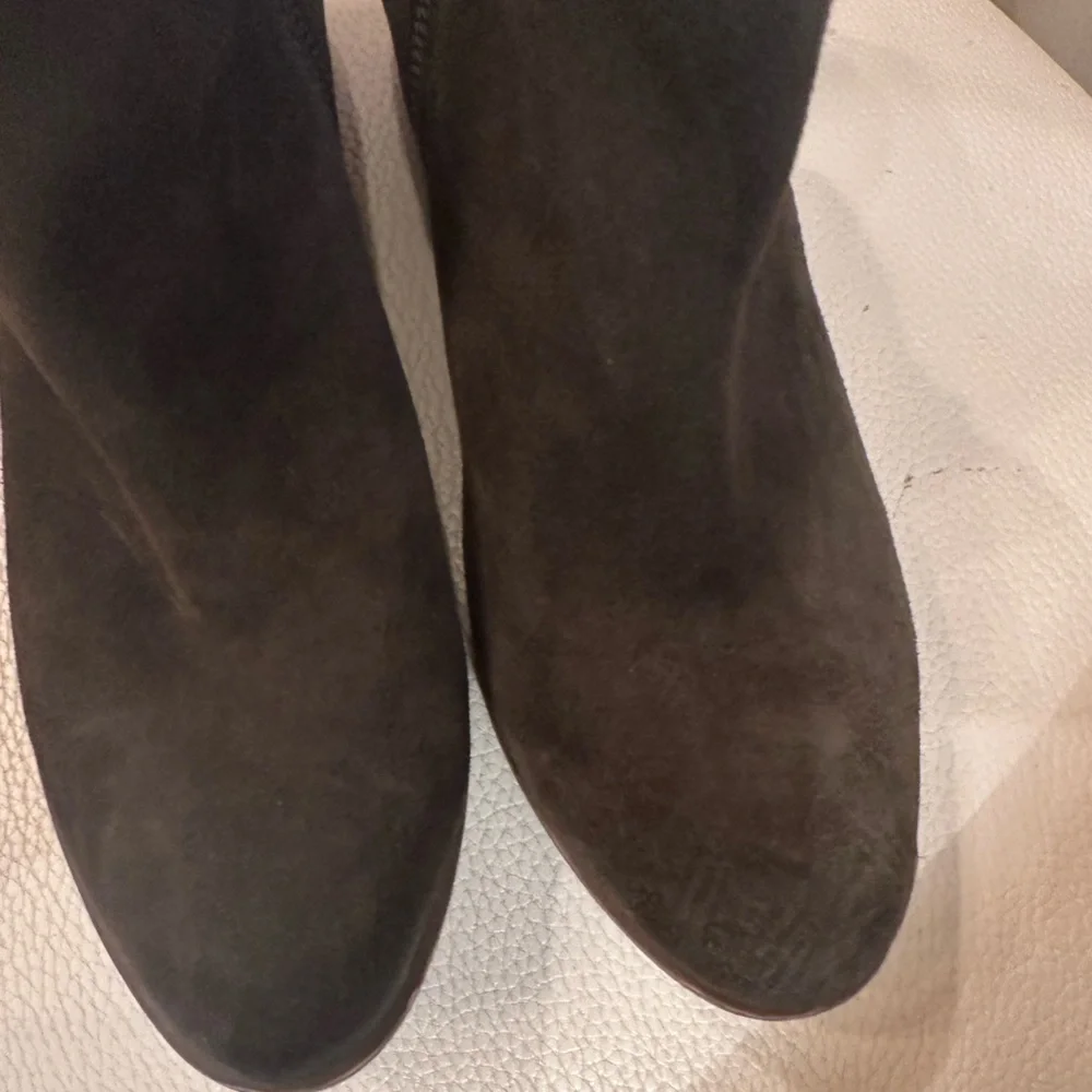 Lucky Brand NWOT Dark Green/ Gray Suede Leather Booties Double Zip Stacked Heel